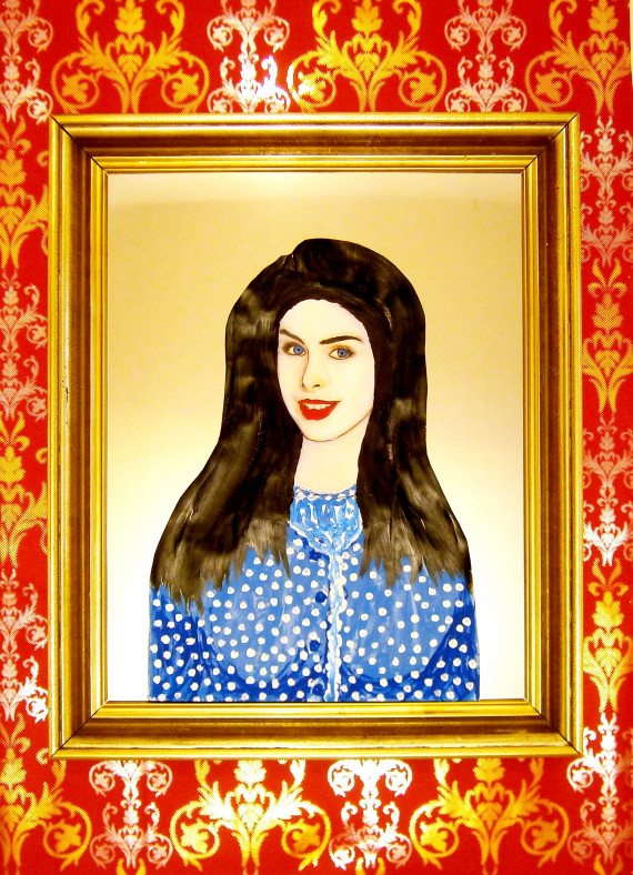 Portrait von &quot;Schneewittchen&quot;, einer jungen Frau mit langen schwarzen Haaren, blassem Gesicht und roten Lippen. Sie trägt ein blaues Oberteil mit weißen Punkten. Um das Bild herum ist ein goldfarbener Bilderrahmen, der auf einer roten Tapete mit goldfarbenem Muster zu hängen scheint.